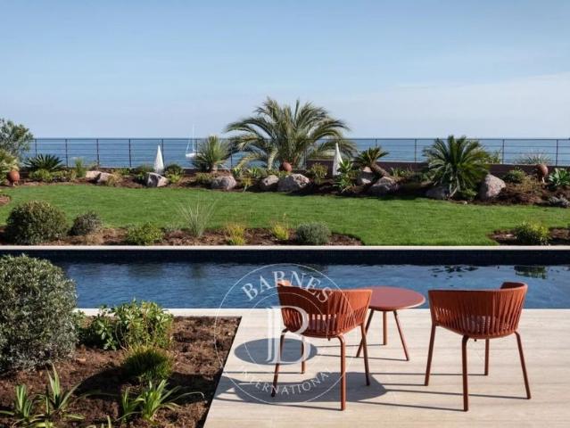 MANDELIEU LA NAPOULE VILLA CONTEMPORAINE PIEDS DANS L'EAU VUE MER PANORAMIQUE