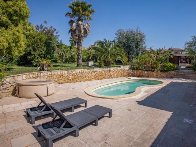 MANDELIEU LA NAPOULE – VILLA DE PLAIN PIED EN DOMAINE FERMÉ AVEC PISCINE, GRAND TERRAIN ET FORT POTENTIEL
