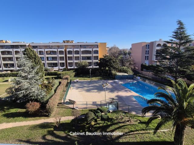 Mandelieu la Napoule Capitou. T2 avec terrasse 7 m2. Piscine. Ascenseur. Au calme. Résidence gardien