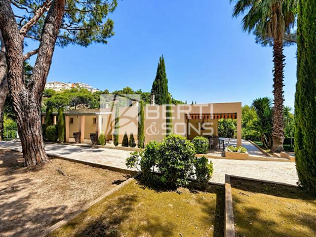 MANDELIEU PROCHE CENTRE VILLA INDEPENDANTE 7 PIECES DE 174M² DANS DOMAINE SECURISÉ