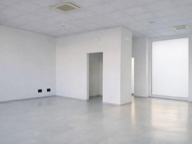 Maniago centro, 2 vetrine, magazzino, parcheggio