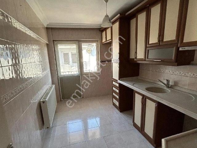 Manisa Akhisar Ulu Cami Mah. Gazi İlköğretim Pazar Sokağında Kiralık 3+1daire
