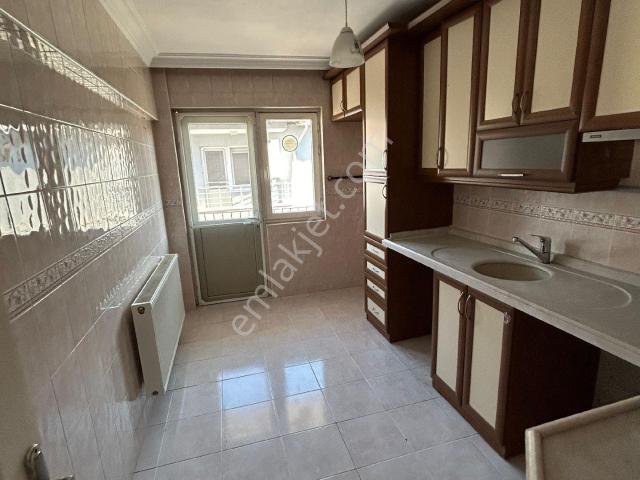 Manisa Akhisar Ulu Cami Mah. Gazi İlköğretim Pazar Sokağında Kiralık 3+1daire