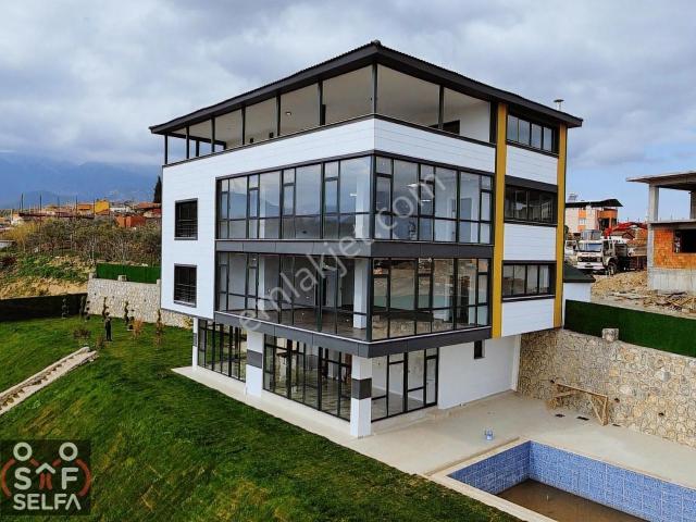 Manisa Karaoğlanlı'da Satılık 8+3 Doğa İçinde Saray Gibi Villa