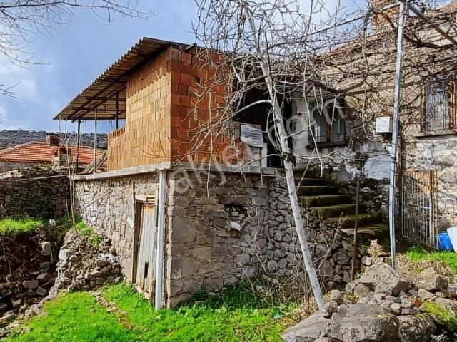 Manisa Yunus Emre Asmacık Köyünde Satılık Taş Köy Evi