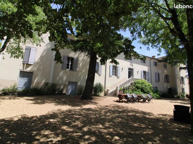 Manoir 44 pièces 5000 m²