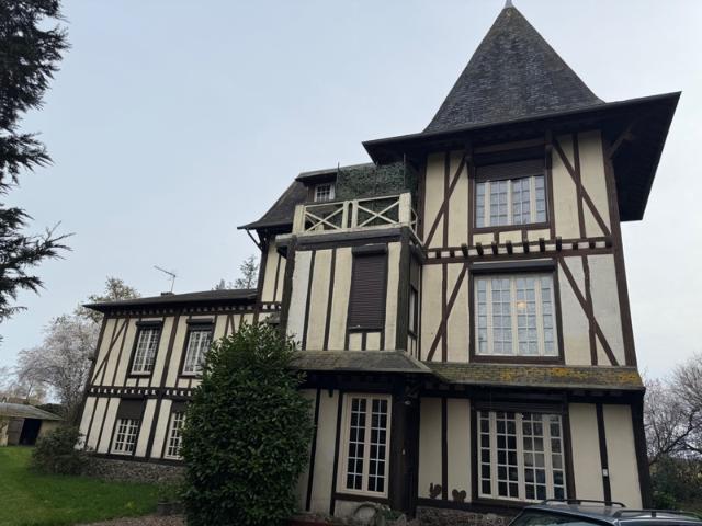 MANOIR ANGLO NORMAND CHALEUREUX & FAMILIAL – À PROXIMITÉ DE BERNAY