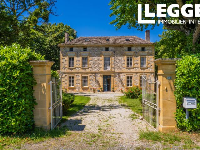 Manoir avec une seconde maison en pierres et deux granges