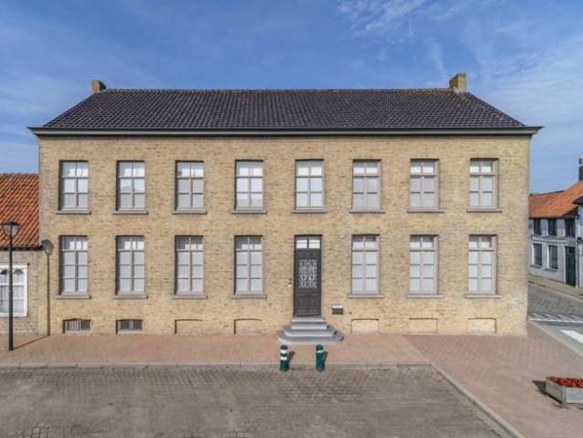 Manoir avec entrepôt à vendre à Izenberge