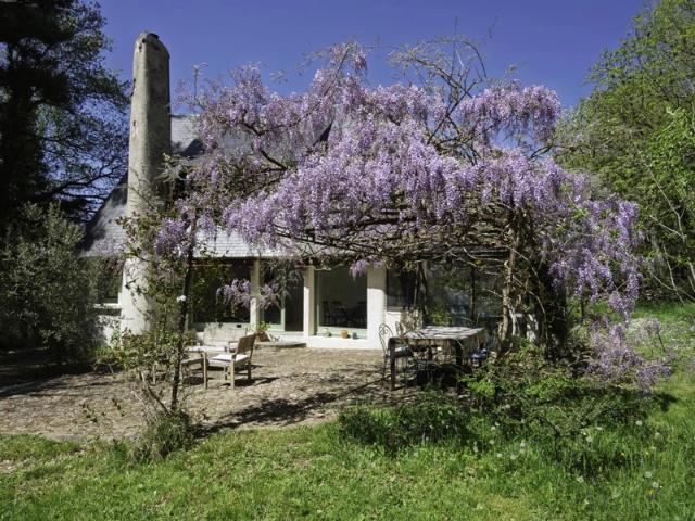 Magnifique maison d'architecte avec 2 gîtes et une piscine, située sur un terrain de 2,6 hectares
