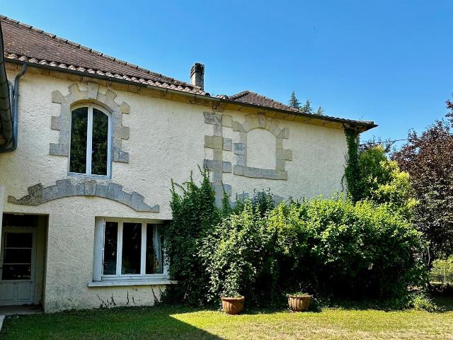 Manoir avec superbe vue Dordogne 430m² Saint Seurin de Prats