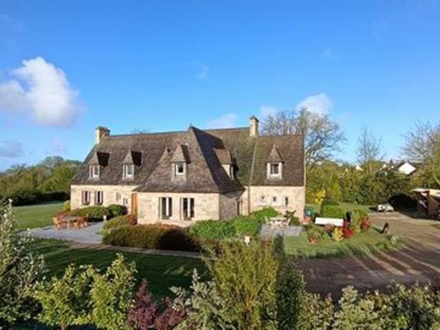 MANOIR BRETON DE CHARME AVEC 2 HECTARES, LANDIVIS