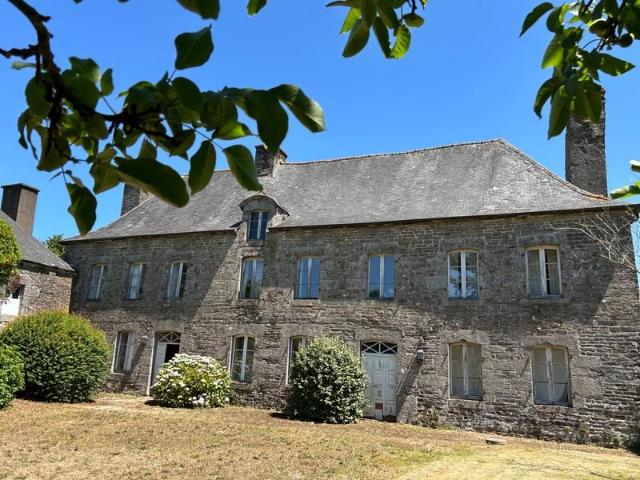 Manoir d’exception du Xviiiᵉ siècle et son parc clos au cœur. 199m² Loudéac