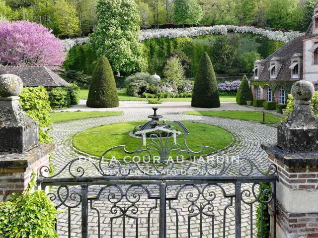 Manoir de 1640 avec dépendances, piscine intérieure et jardin remarquable