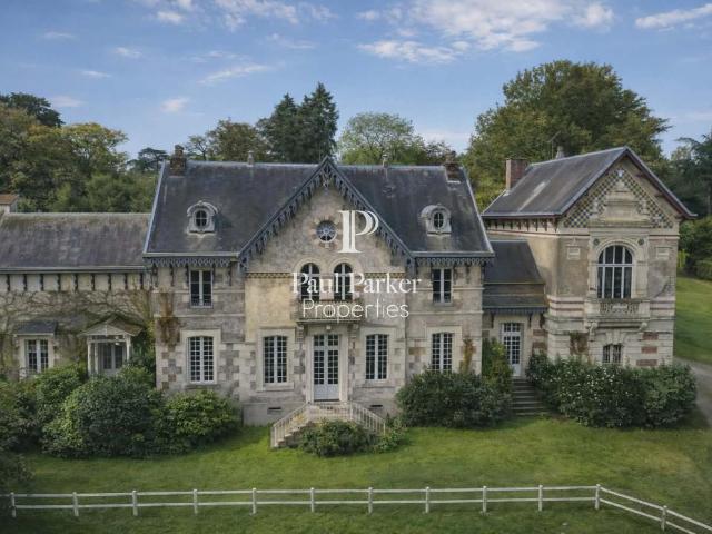 Manoir de 1850, maison de gardien et tennis sur un parc de 5 ha