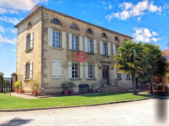 Manoir de luxe avec vue sur la montagne et le paysage panoramique, piscine, et potentiel chambres d'hôtes