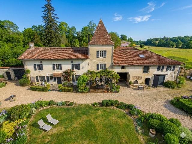 Manoir du 18eme avec Maison d'Amis, dépendances et piscine 495m² Montbron
