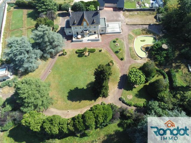 Manoir du 19ème entièrement rénové sur un parc de 1,8 Ha. 359m² Montceau les Mines