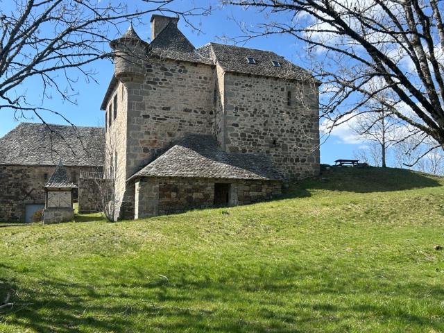 Manoir du XIVe siècle: Un balcon sur l'Aubrac et les Monts. 280m² Laguiole