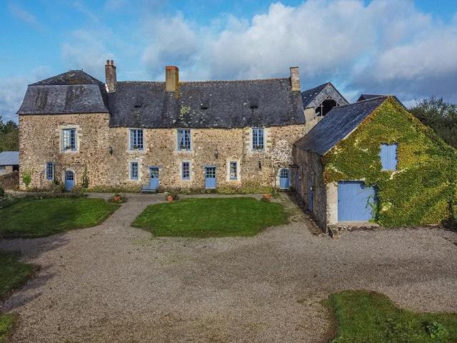 Manoir du XIIIe siècle et XVIe siècle de 295 m², son parc et. 295m² Evron