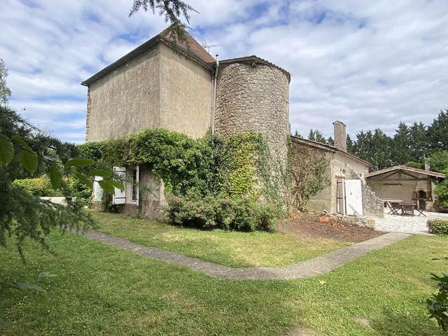 Manoir du XVIIe 486m2 Hab, 14 P, 7Ch avec gîte, court de ten. 486m² Beauziac