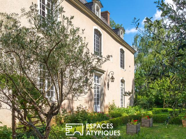 Manoir du XVIIe siècle aux volumes généreux avec piscine int. 370m² Contigné