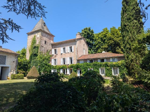 Manoir du XVIIe siècle sur 14500 m² de terrain 410m² Saint Girons