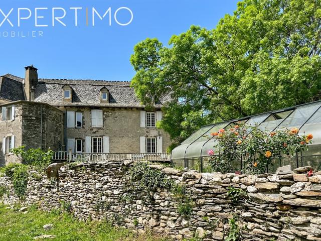 Manoir d'une superficie habitable de 338 m2 avec dépendances. 338m² Saint Etienne Vallée Française