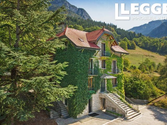 Manoir en Haute Savoie avec deux habitations, piscine, tennis, vue montagne, proche Annecy, ski et Genève