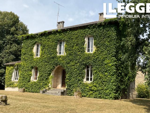 Manoir et deuxième bâtiment en pierre à forte potentiel dans un jardin clos à la campagne Creusoise