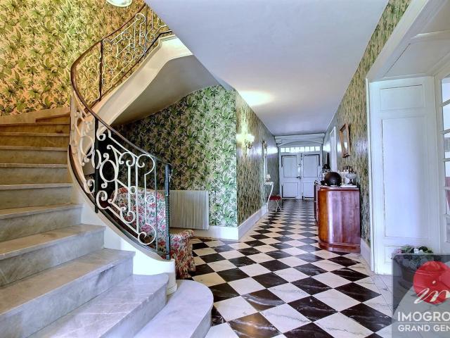 Manoir et ses dépendances au coeur de Douvaine !