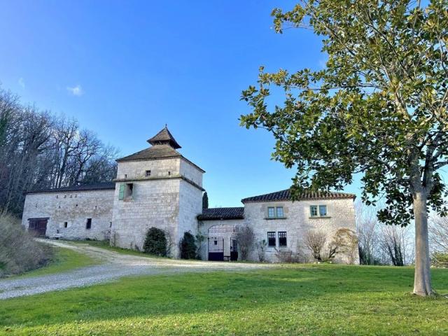 Manoir, maison damis et dépendances de standing sur parc de 17 hectares