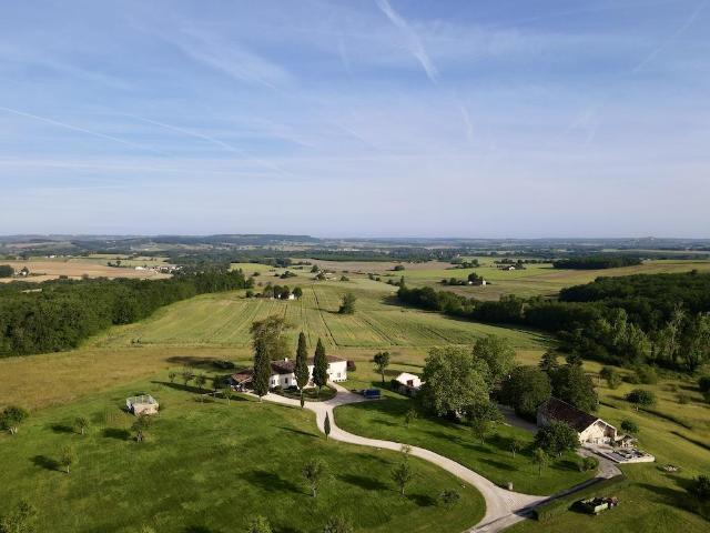 Manoir superbement situé avec 2 gîtes, piscine et 6ha proche. 381m² Monflanquin