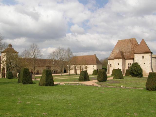 Manoir XVo avec dépendances sur 1,27ha 500m² Saint Pourçain sur Sioule