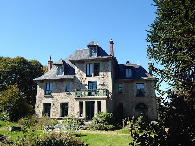 Manoir XXe avec dépendances XVe, XVIIIe sur 33ha 54a 95ca 550m² Vallière