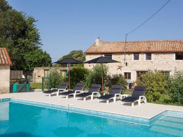 Manor house and 5 gîtes 27 guest capacity 460 m2 living space and 2,700 m2 garden 2 heated swimming pool