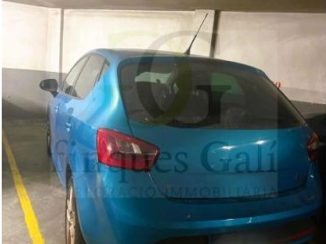 Manresa. Exclusivo ático reformado con parking y trastero junto a Plaza