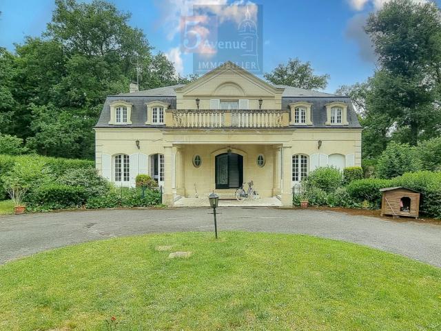 Mansart de 330m2 avec parc de 4800m2 à vendre à Lamorlaye le