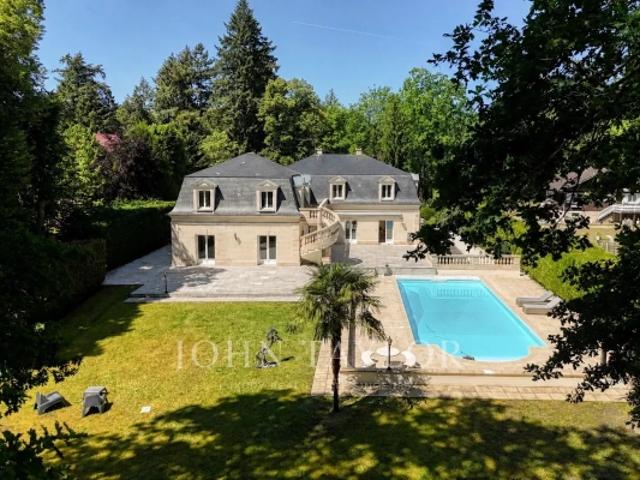 Mansart d'exception dans un domaine privé golfique