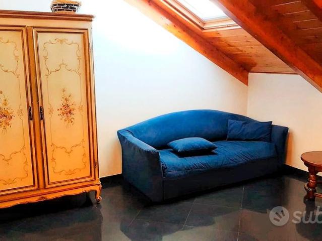 MANSARDA IN VIA VIVERONE: 300 euro