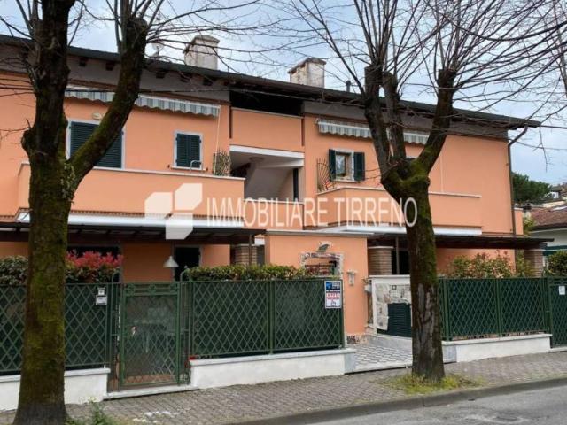 Mansarda ottimo stato, 65 m², Marina di Massa Centro, Massa