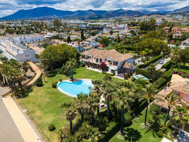Mansión Mediterránea Atemporal con Acceso Directo a la Play. 1926m² Estepona