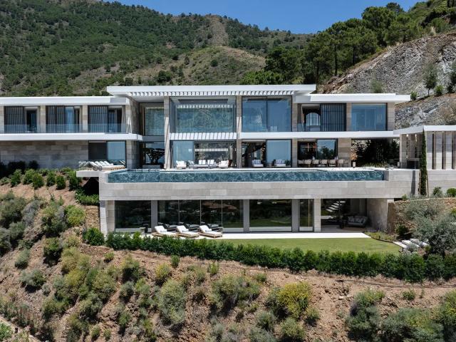 Mansión ultramoderna en una ladera con vistas al Mediterráneo y a la montaña en La Zagaleta Benahavís
