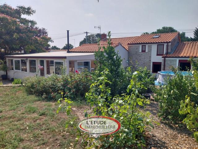 La Marne: longère rénovée de 136 m2 4 chs, grde pièce de vie + garages, terrasses et jardin clos !