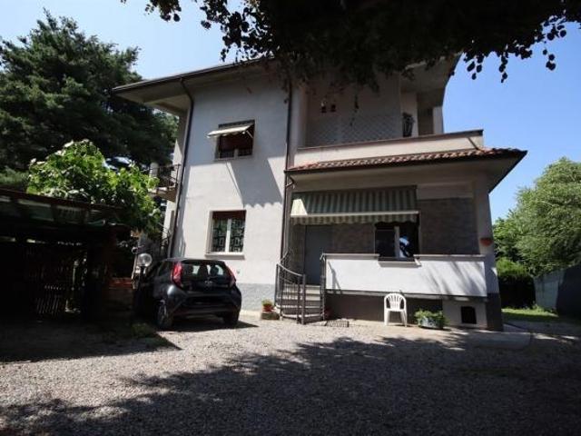MACHERIO grazioso trilocale in vendita con ampio giardino comune