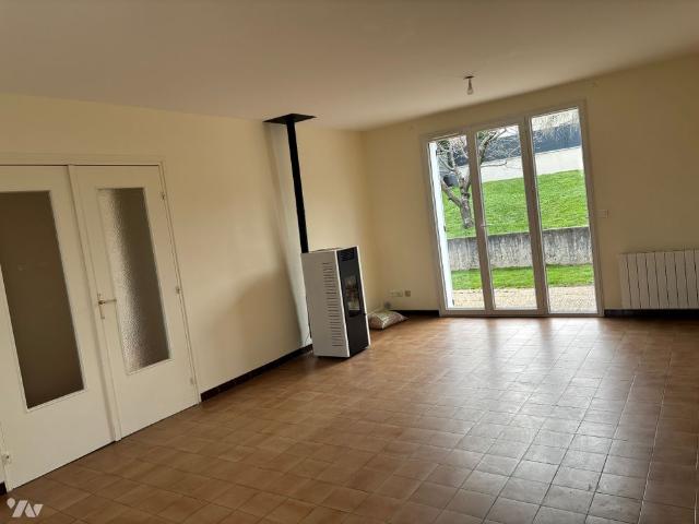 MACLAS entrée du village maison T4 d'une superficie de 87,65 m²