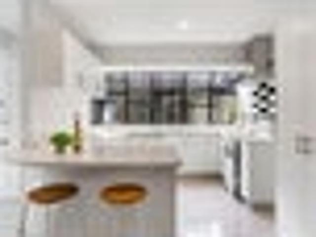 Macleans Zone Family Living in Peaceful Cul de Sac