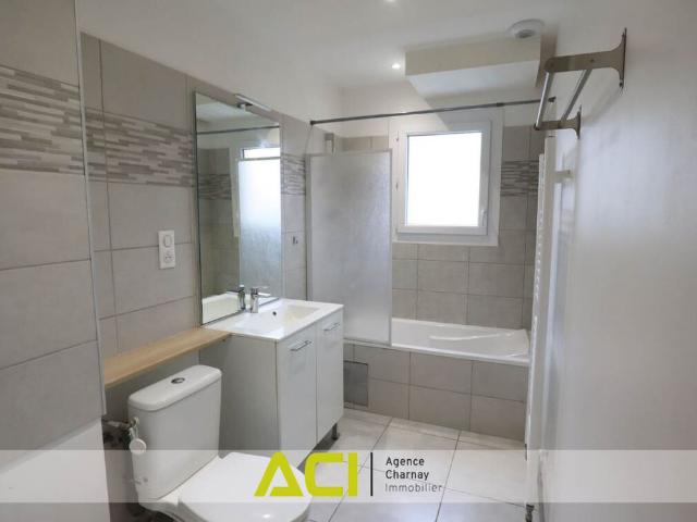 MACON DANS RESIDENCE CALME APPARTEMENT T2 RENOVE
