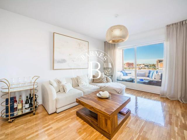 MADRID PEÑAGRANDE Amplia vivienda SIN MUEBLES exterior de 4 dormitorios con terraza, garaje y conserjería en Peñagrande