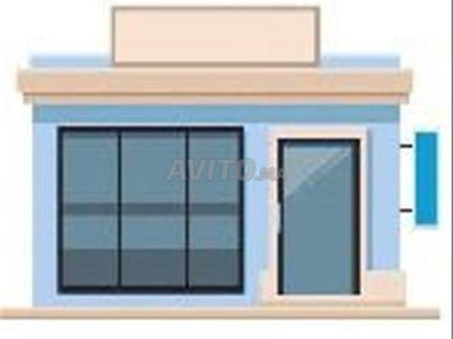Magasin avec belle devanture sur grand boulevard